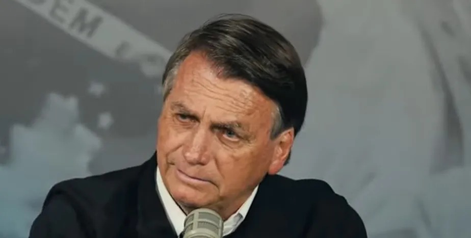 Em podcast, Bolsonaro declara que vai passar a faixa e se recolher caso não seja reeleito