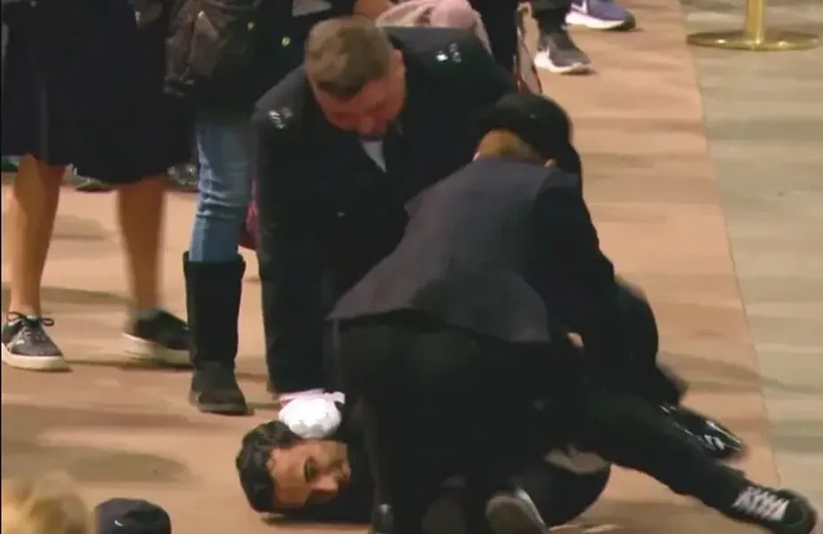 Homem é preso ao tentar tocar caixão durante velório da rainha Elizabeth 2ª