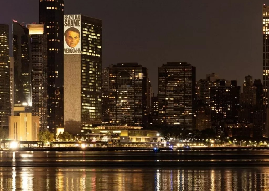 Em protesto, projeção em prédio da ONU chama Bolsonaro de ‘vergonha brasileira’