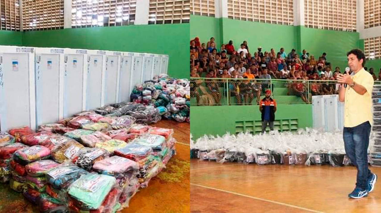 O prefeito de Itacoatiara discursa ao lado de brindes para serem distribuídos a eleitores (Reprodução/Redes sociais)