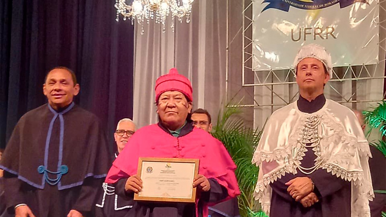 Líder indígena Yanomami, David Kopenawa recebe título Doutor Honoris Causa: ‘Enxergaram a minha luta’