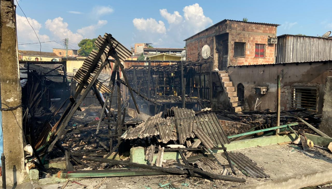 Incêndio de grandes proporções atinge sete casas no Japiim, Zona Sul de Manaus