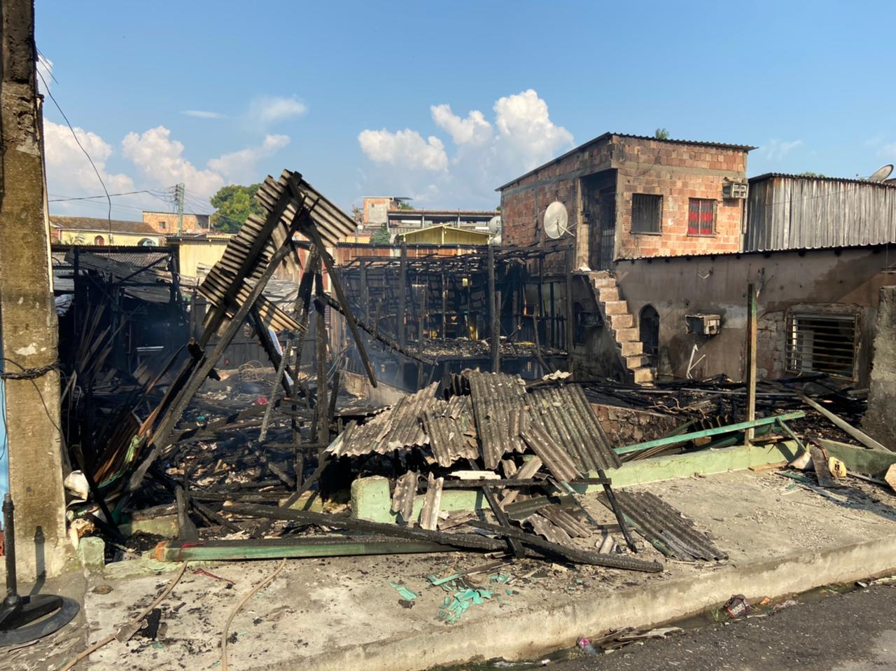 Incêndio de grandes proporções atinge sete casas no Japiim, Zona Sul de Manaus
