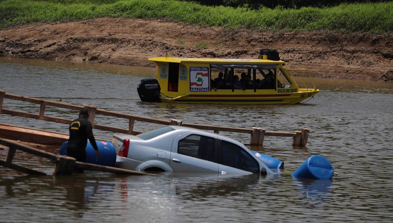 Bombeiros confirmam seis veículos submersos que caíram de ponte na BR-319; uma picape foi removida