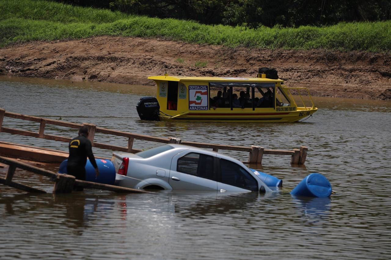Bombeiros confirmam seis veículos submersos que caíram de ponte na BR-319; uma picape foi removida