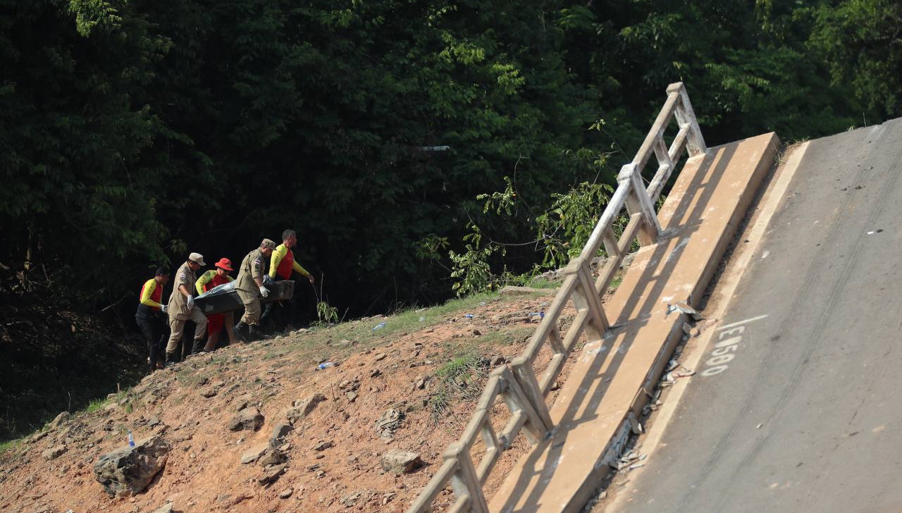 Bombeiros seguem na busca por desaparecidos do acidente na Ponte Curuçá, na BR-319; oito veículos são retirados