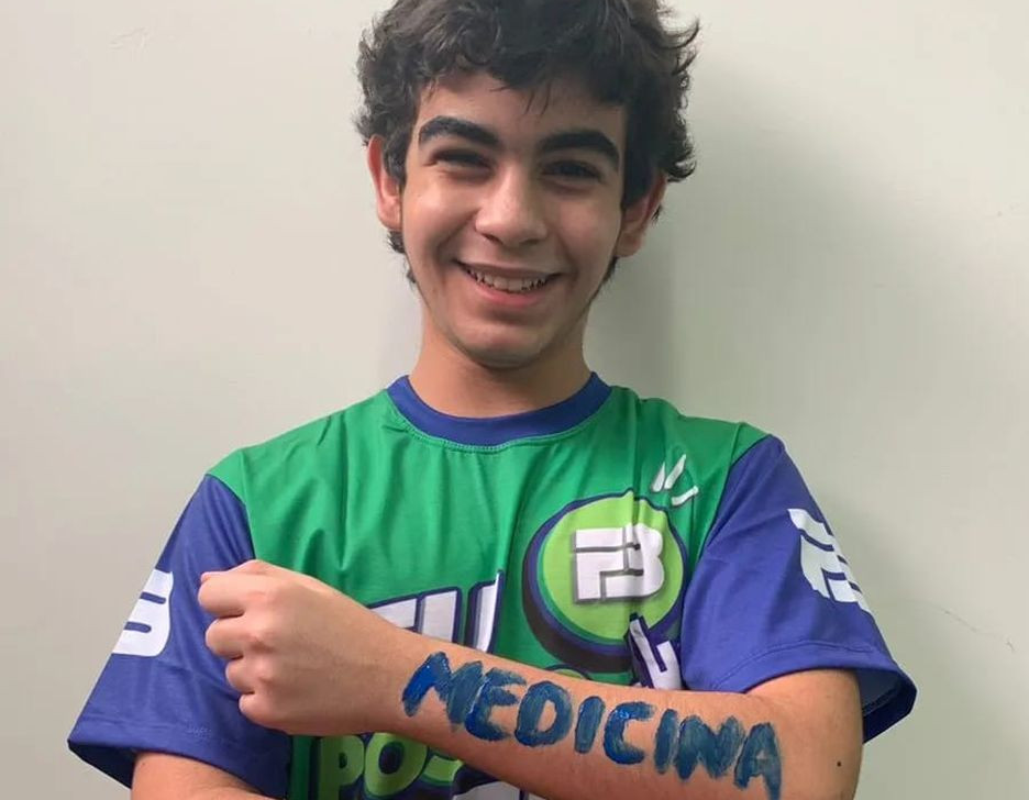 Aprovado em primeiro lugar em três universidades públicas, menino de 14 anos mira o ITA