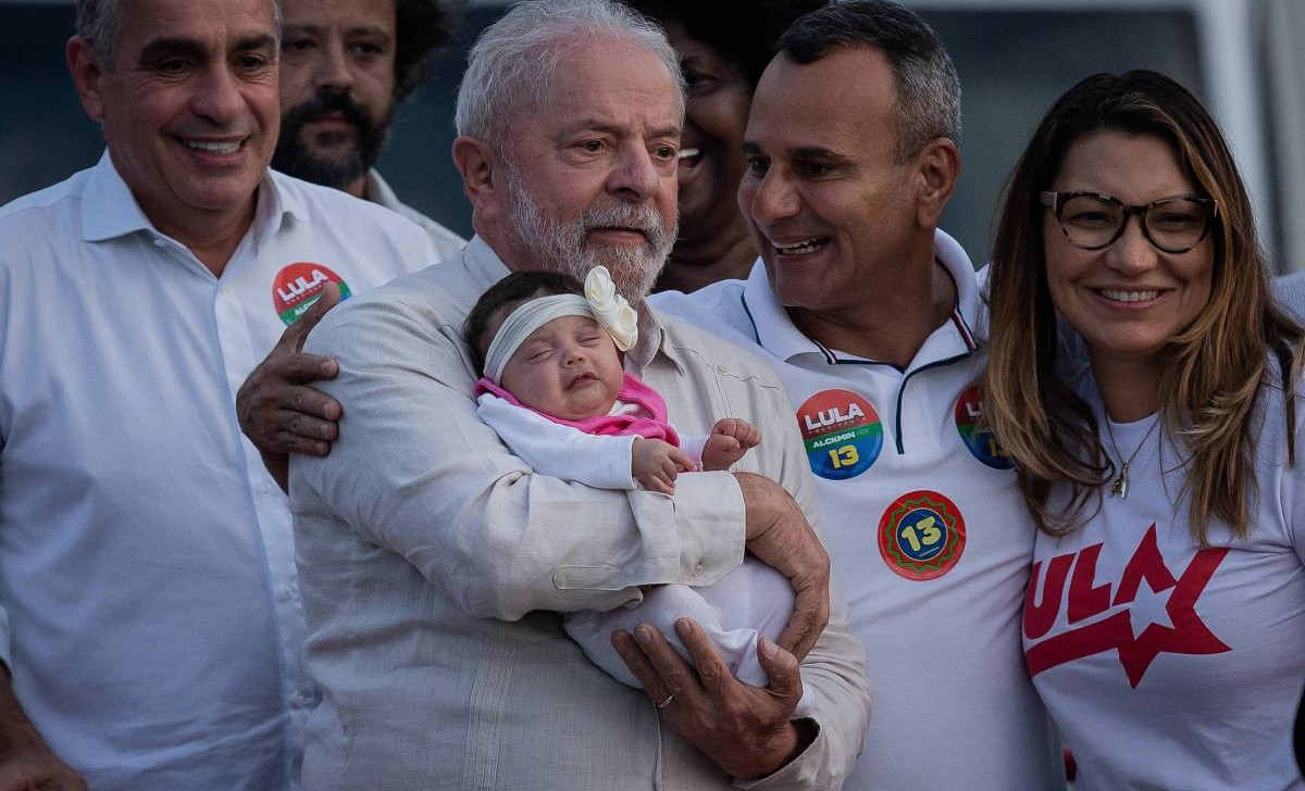 Lula adota tons mais claros em campanha para 2° turno, tirando o foco do vermelho que faz alusão à bandeira petista (Reprodução)