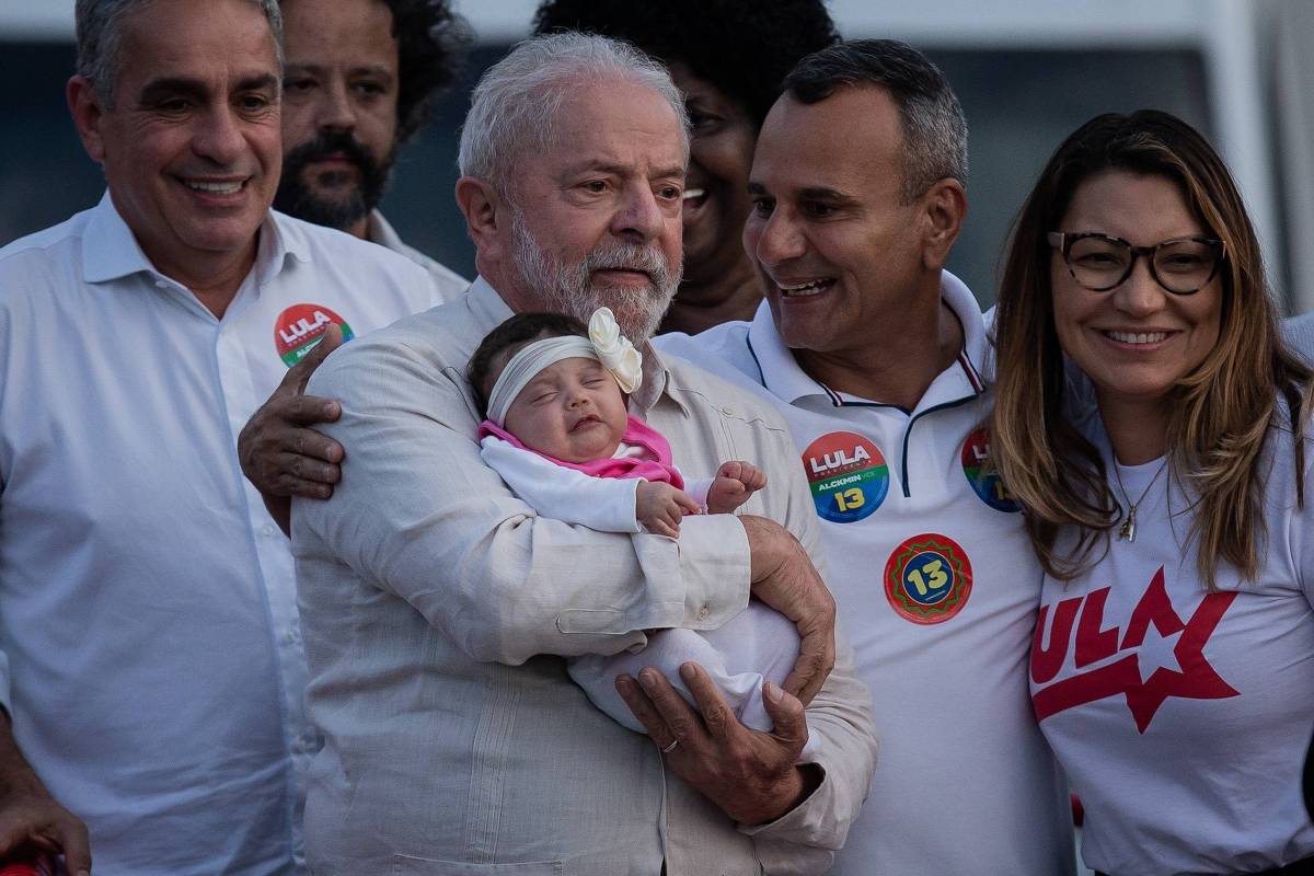 Lula muda tonalidade das cores na campanha e mira Tebet para atrair eleitor tucano