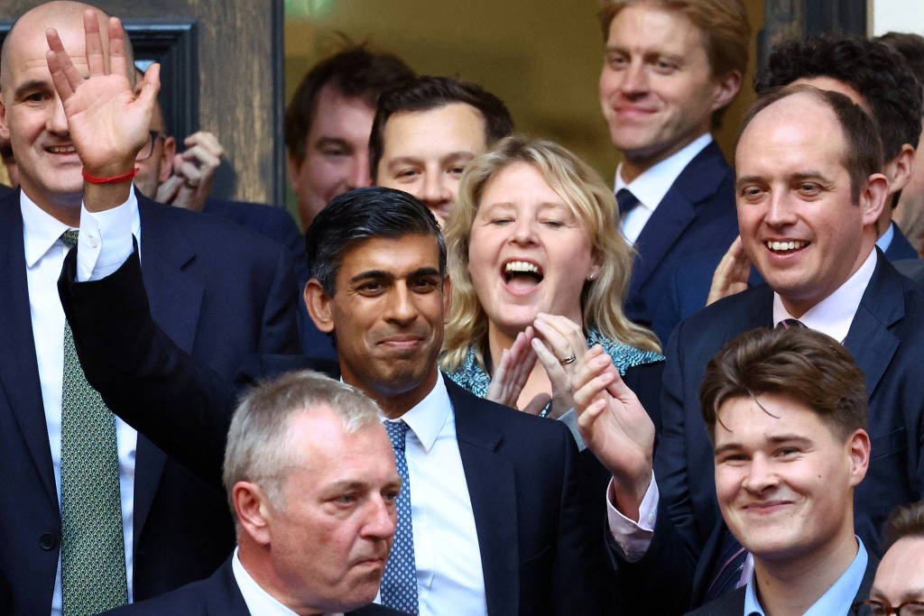 Rishi Sunak, novo líder do Partido Conservador do Reino Unido, deixa a sede da legenda em Londres após sua vitória ser anunciada (Hannah McKay)