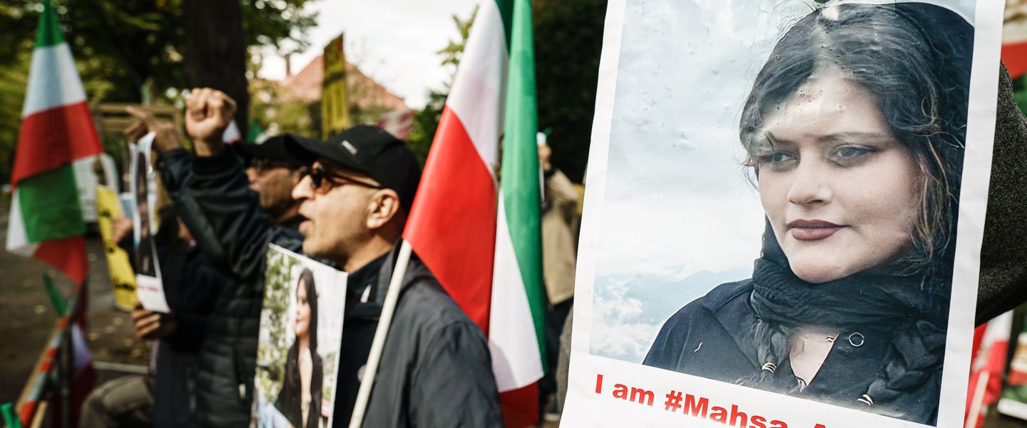 Após Biden apoiar protestos contra a morte de Mahsa Amini, Irã acusa EUA de interferência