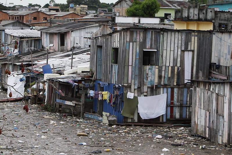 Em Manaus, 41,8% da população está em situação de pobreza; número é o maior do Brasil