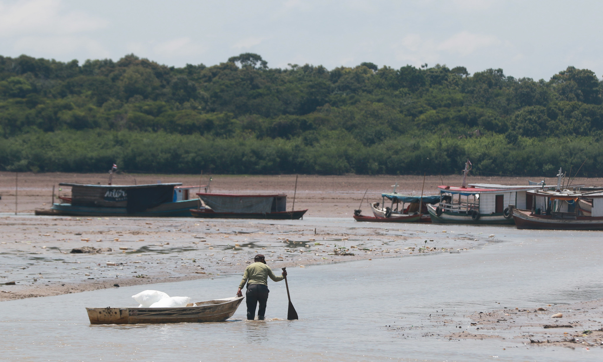Em Manaus, vazante impacta economia e turismo no Lago do Aleixo