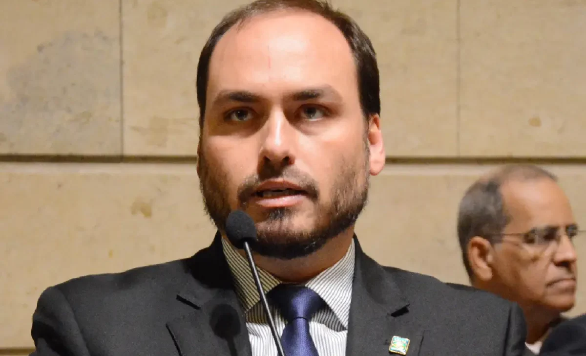 Carlos Bolsonaro retorna à Câmara de Vereadores do Rio e preside votação