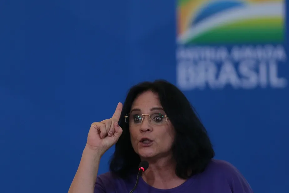 Ex-ministra Damares Alves fotografada durante cerimônia de comemoração ao Dia Internacional da Pessoa com Deficiência e ao Dia Internacional do Voluntário (Jorge William/Reprodução)