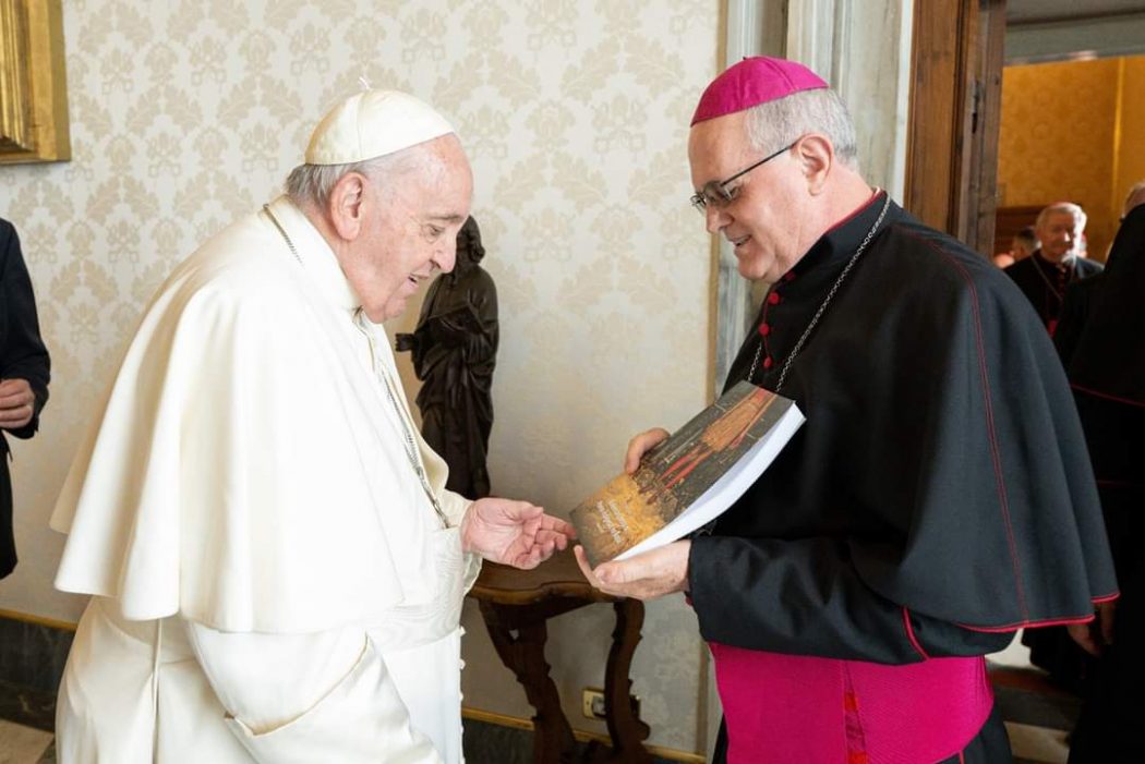 Bispo de Chapecó entrega ao papa relatório do Cimi sobre violência contra povos originários do Brasil