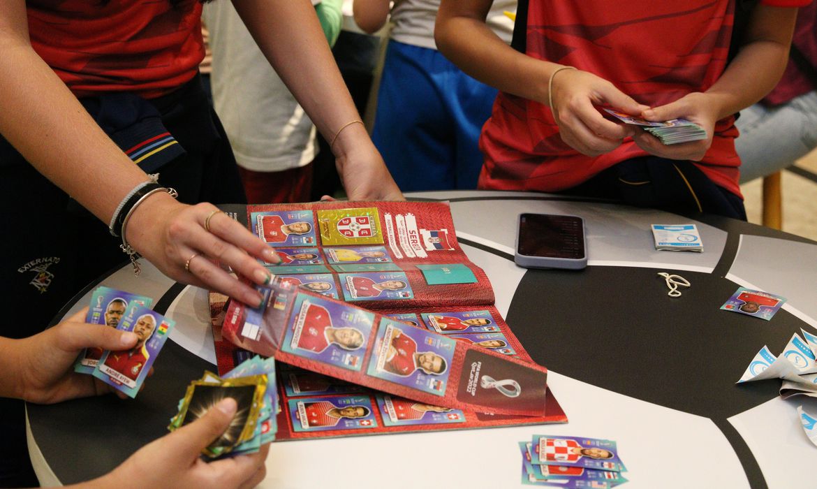 Copa do Mundo: troca de figurinhas diverte colecionadores e fãs do esporte