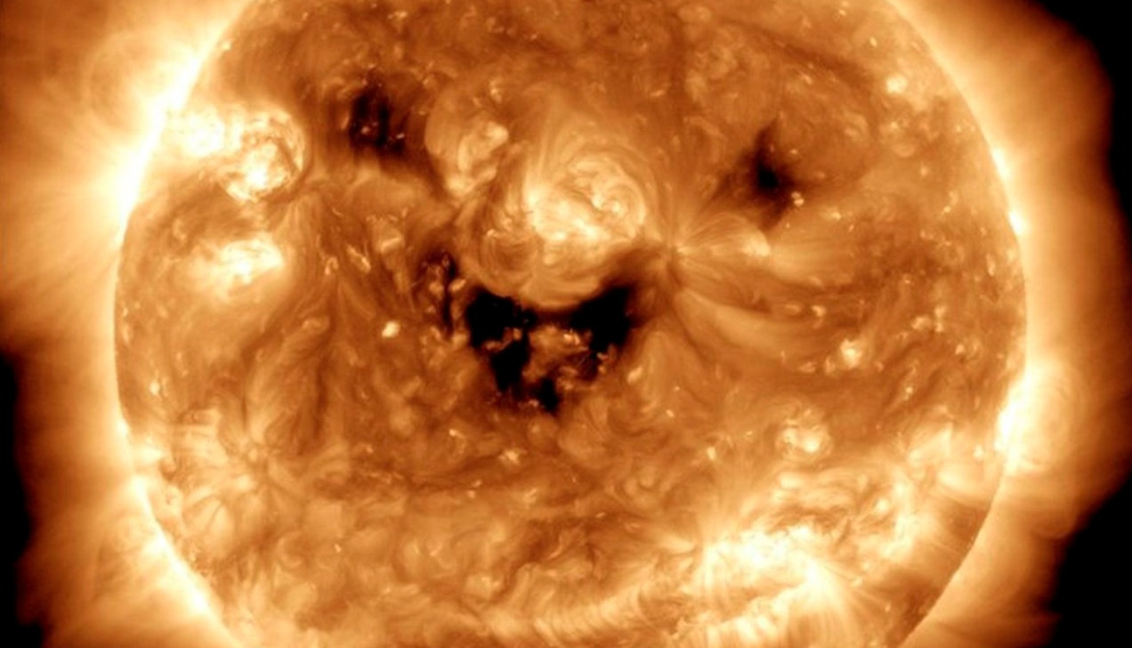 Observatório de Dinâmica Solar captura imagem em que o Sol parece estar ‘sorrindo’