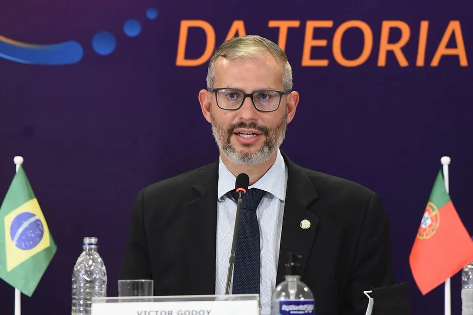 Após pressão, ministro da Educação, Victor Godoy, anuncia desbloqueio para universidades, colégios federais e Capes