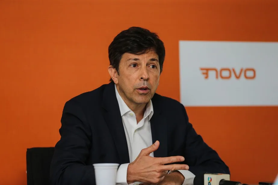 ‘Pela primeira vez na vida, digitarei o 13’, diz João Amoêdo ao declarar voto em Lula