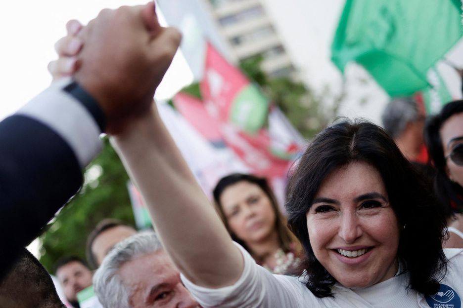 Vestida de branco, uma sugestão que levou a Lula e foi acatada, a emedebista destacou que a cor representa a união de todas as cores (Ueslei Marcelino/Reuters)