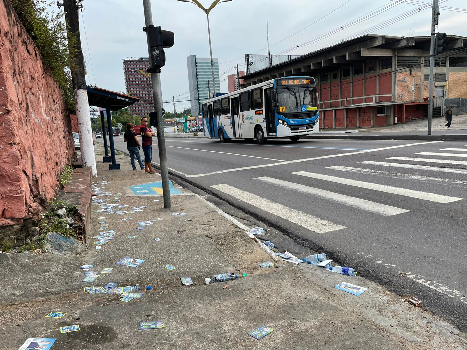 Eleições 2022: Manaus amanhece com ‘santinhos’ jogados pelas ruas neste domingo