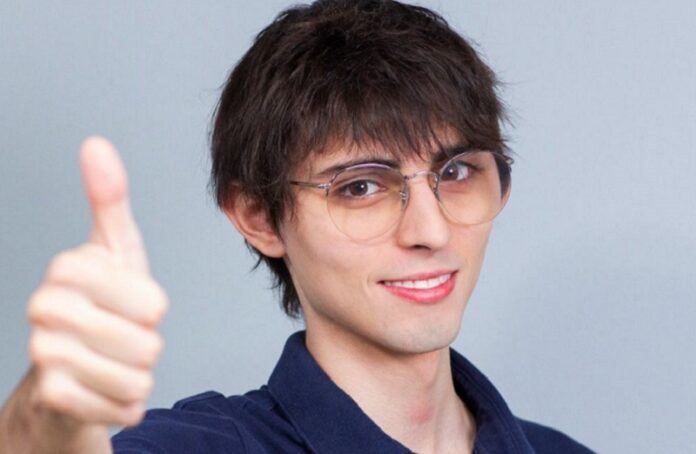 Viralizando com frase ‘beba água’, Amom é eleito com maior número de votos na história do Amazonas para Câmara Federal