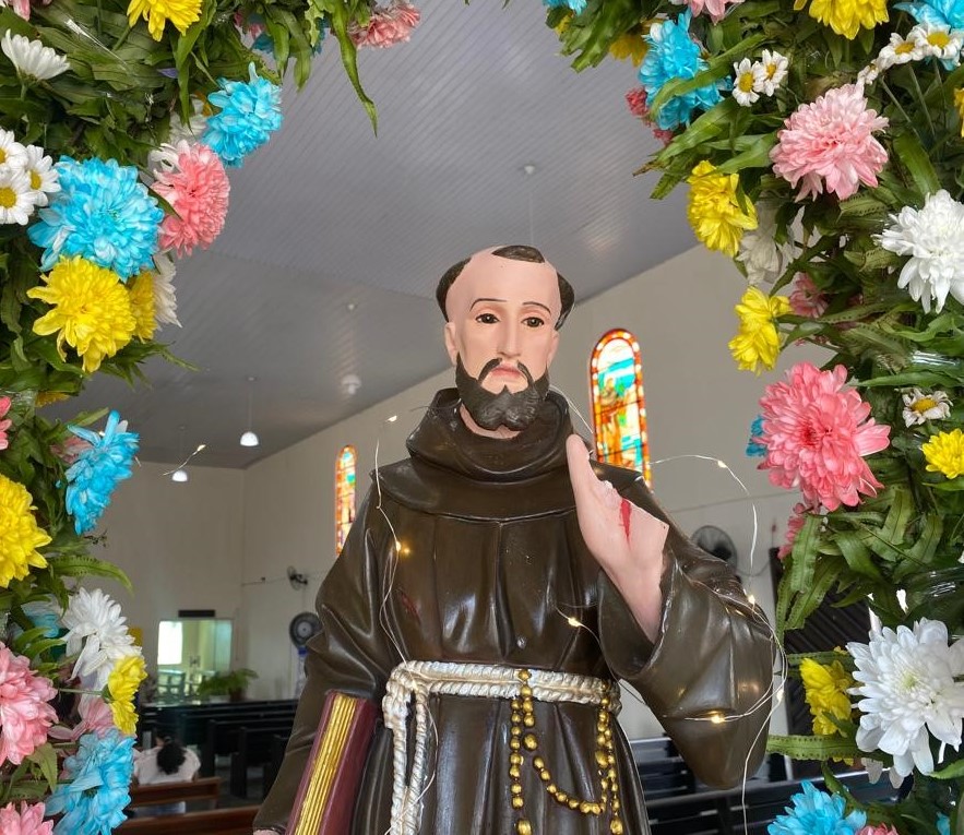 Em Manaus, homem quebra imagem de São Francisco de Assis e devotos lamentam ataque: ‘Falta de respeito’