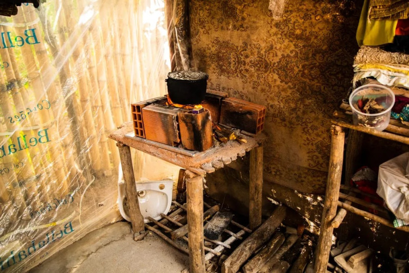 Uso do fogão a lenha nas casas concentra poluentes até 20 vezes acima do limite da OMS, aponta estudo