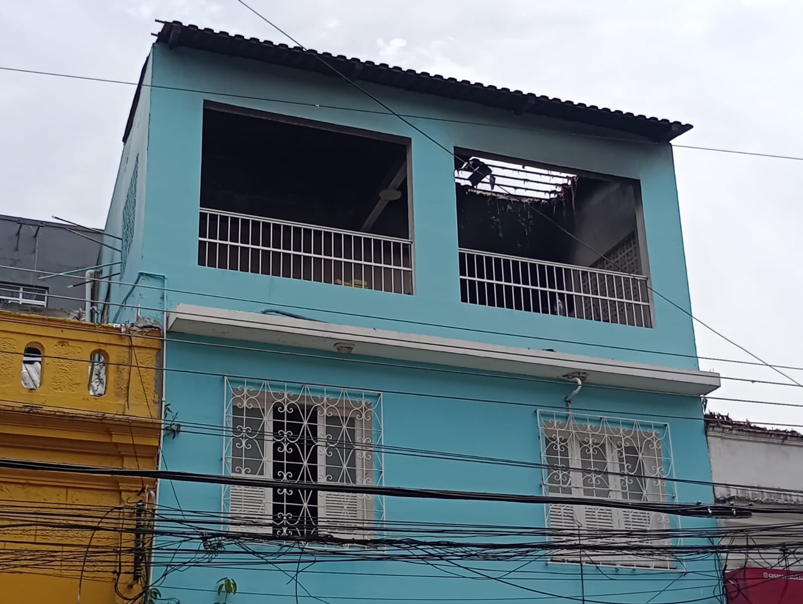 Incêndio atinge terceiro andar de prédio no Centro de Manaus; rachaduras são detectadas por bombeiros