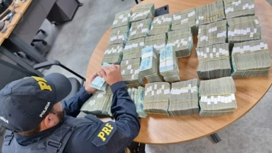 Agentes da PRF detêm homem transportando mais de R$ 2,5 milhões de origem incerta