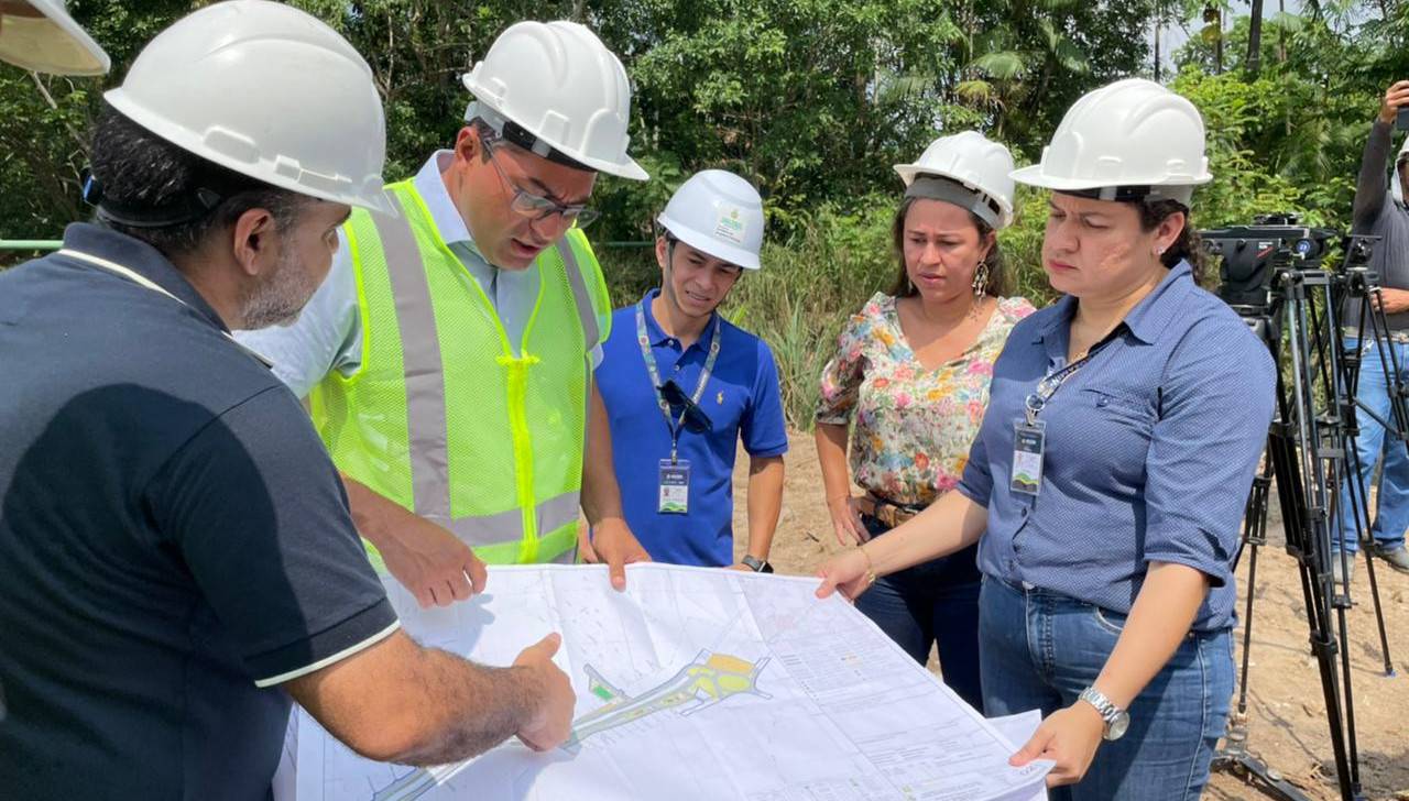 Governador do AM visita obras de conjunto habitacional Prosamim+, no Japiim, que chegam a 50% de conclusão