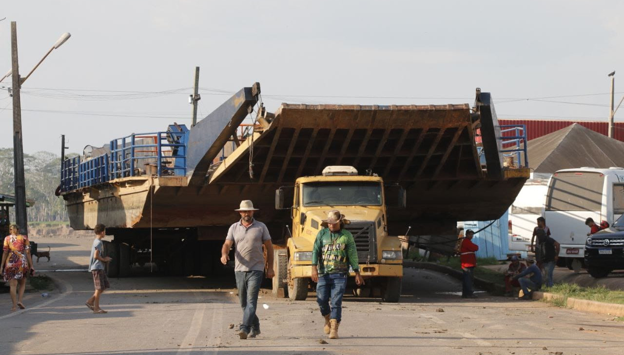 Balsa chega ao Rio Curuçá para transporte de pessoas onde ponte desabou na BR-319
