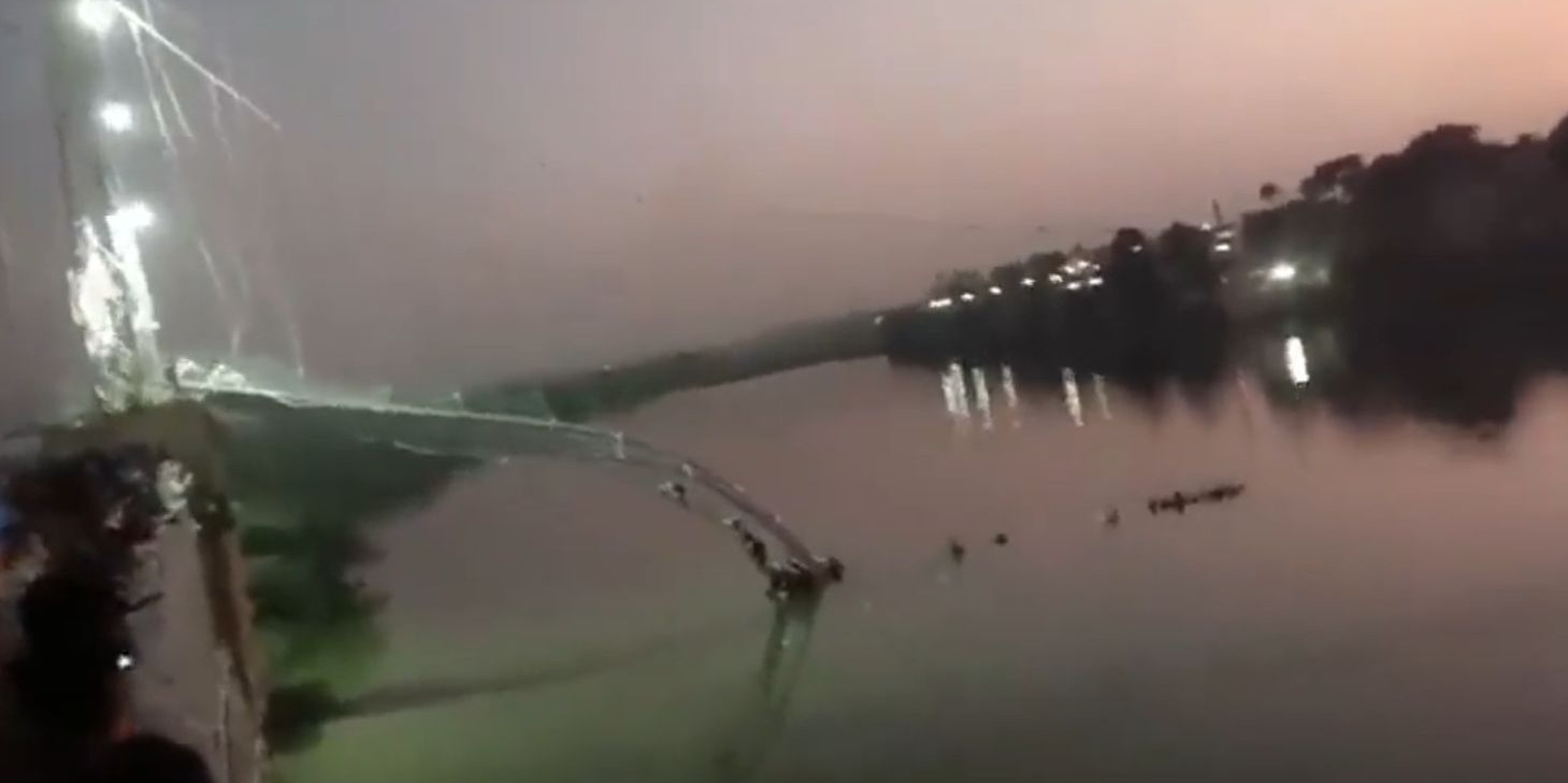 Ponte suspensa desaba na Índia e deixa ao menos 137 mortos, incluindo 50 crianças