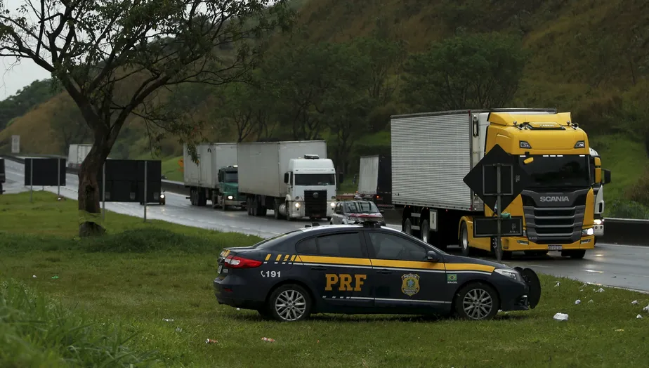 PRF afirma que começou a liberar estradas bloqueadas por militantes de extrema-direita pelo País