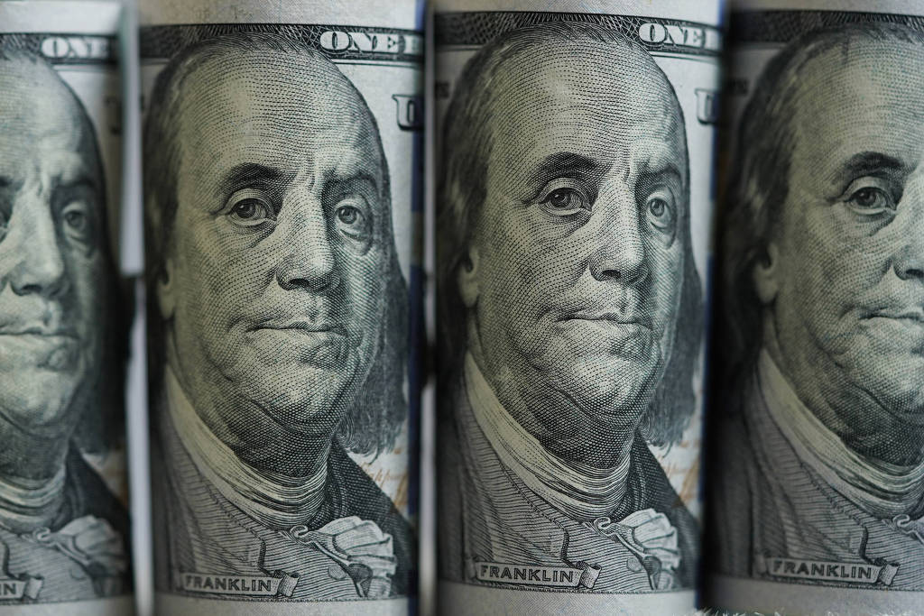 Dólar dispara e Bolsa tomba com discurso de Lula sobre regras que limitam gastos públicos