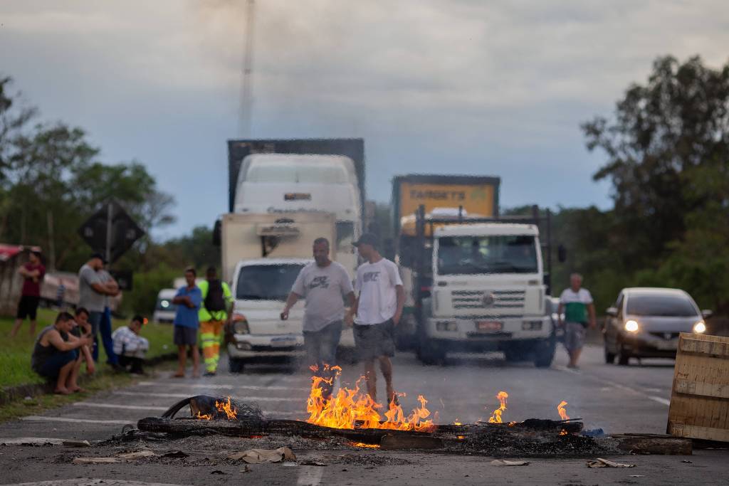 Caminhoneiros bolsonaristas bloqueiam via em Volta Redonda (RJ) - (Eduardo Anizelli - 31.out.2022/Folhapress)