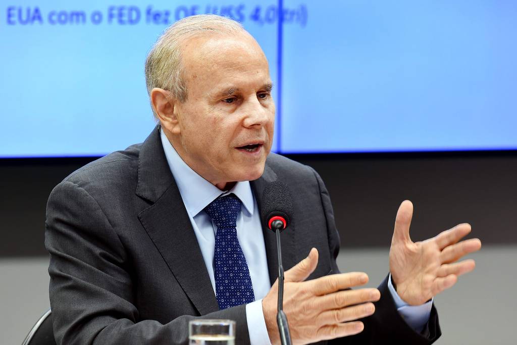 Guido Mantega durante sessão no Congresso Nacional, em Brasília. (Evaristo Sa /AFP)