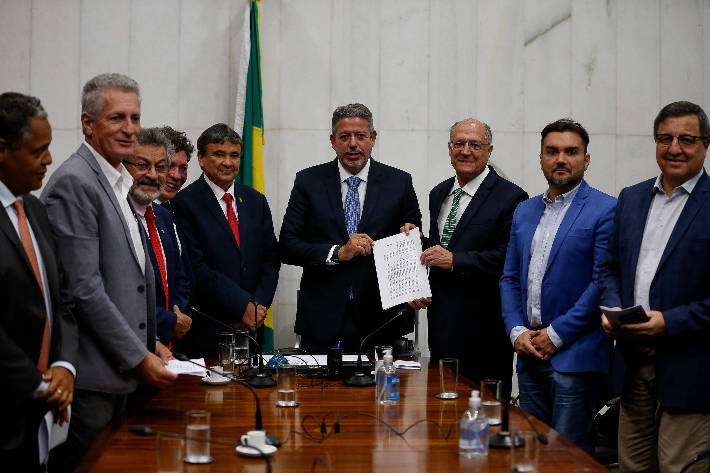 Governo Lula entrega ‘PEC da Transição’ e exclui Bolsa Família do teto de gastos