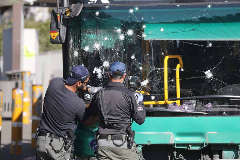 Em Jerusalém, duas explosões em pontos de ônibus deixam um morto e 14 feridos