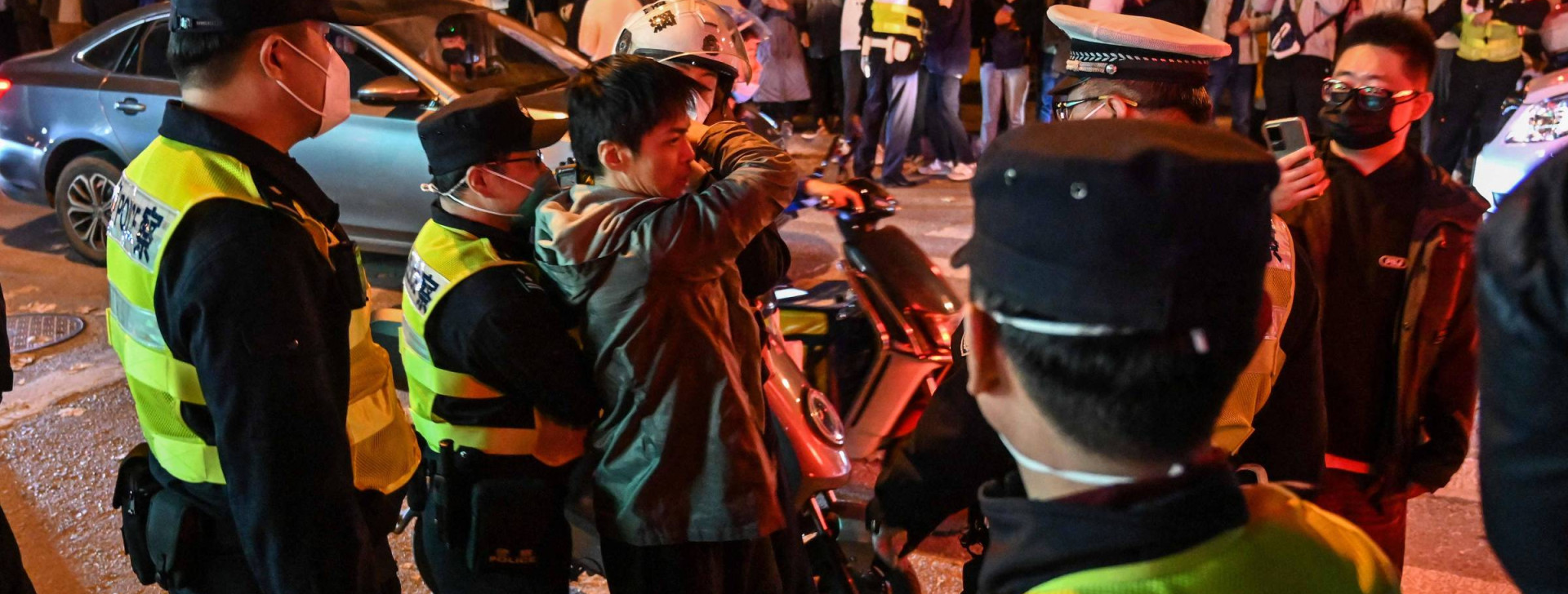 China tem ‘onda’ de protestos contra política de Covid zero imposta pelo regime de Xi Jinping