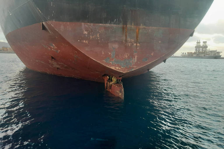 Migrantes são flagrados agachados sobre o leme de navio petroleiro, e abaixo do casco da embarcação, após viajarem por 11 dias, até chegarem às Ilhas Canárias (Divulgação Salvamento Marítimo - 28.nov.22/via Reuters)