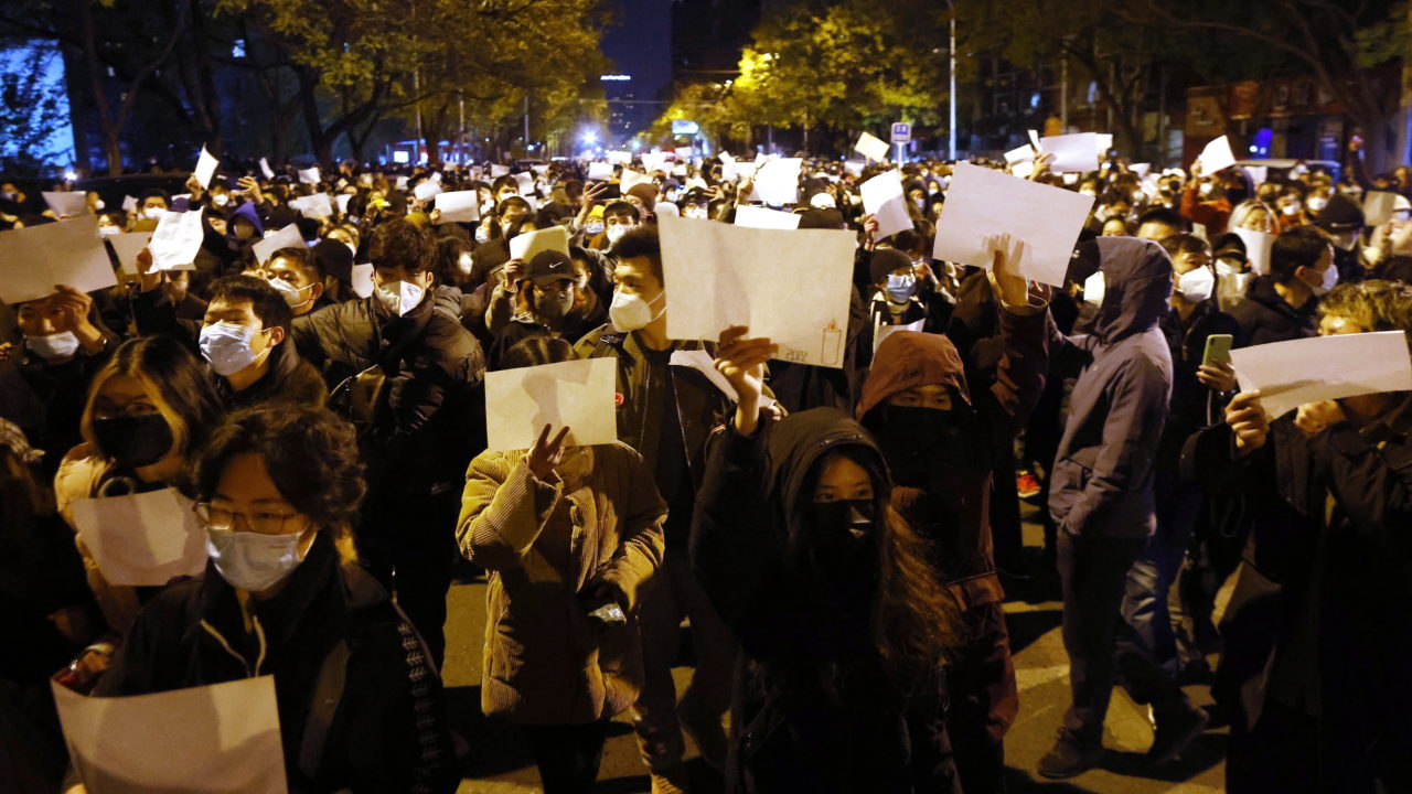 China abre inquéritos contra manifestantes que protestam pelas fortes restrições da política ‘Covid zero’