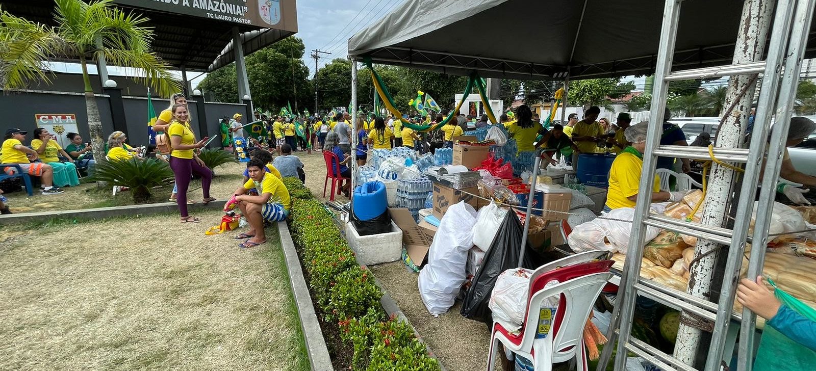 Pães e água são oferecidos aos presentes (Ricardo Oliveira/CENARIUM)