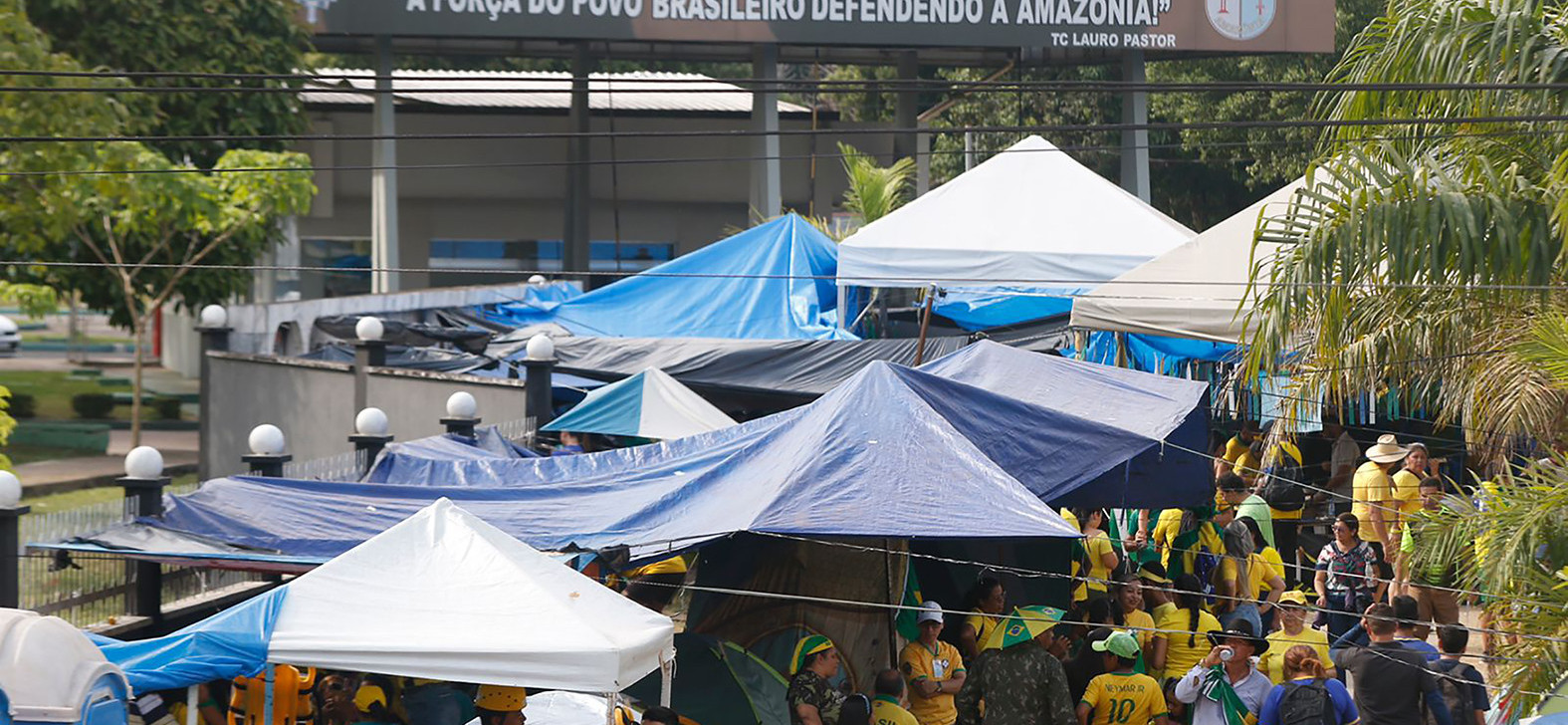 Manifestantes montam acampamento em frente ao Comando Militar da Amazônia (CMA). (Ricardo Oliveira/ Revista Cenarium)