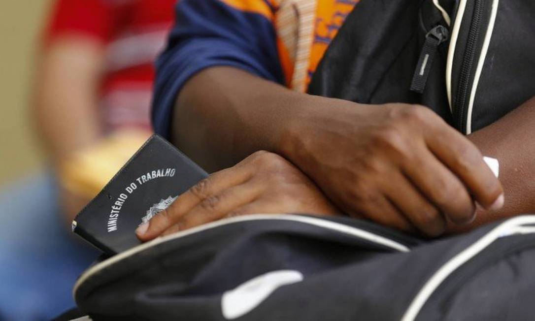 Renda média de trabalhador branco é 75,7% maior que de pretos, aponta estudo do IBGE