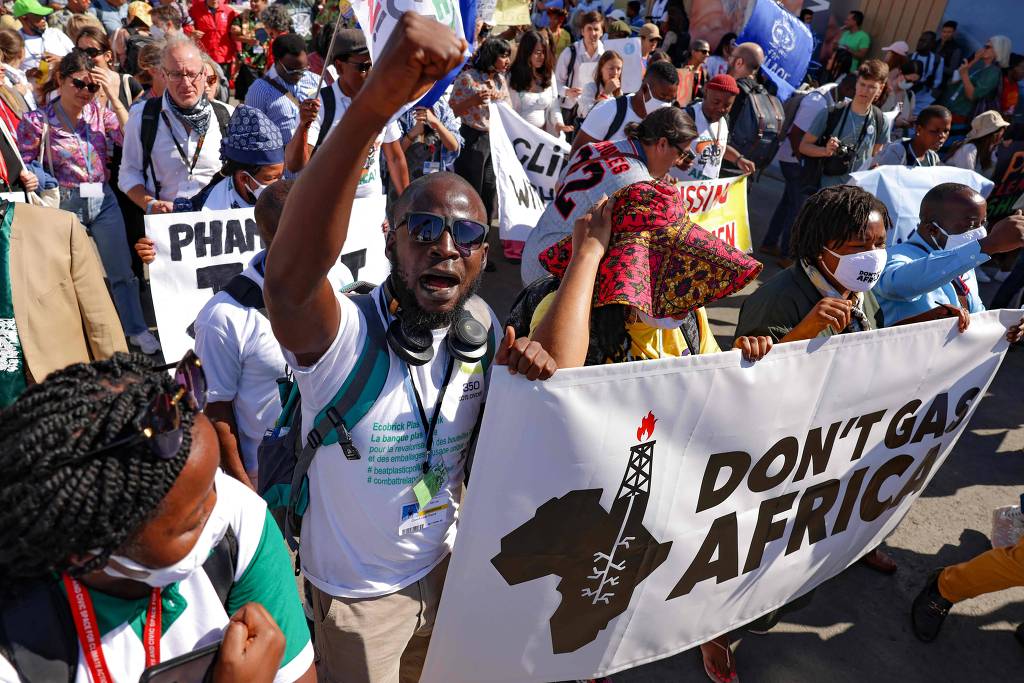 Ativistas realizam protesto dentro do espaço reservado à COP27, em Sharm el-Sheikh (Joseph Aid/AFP)