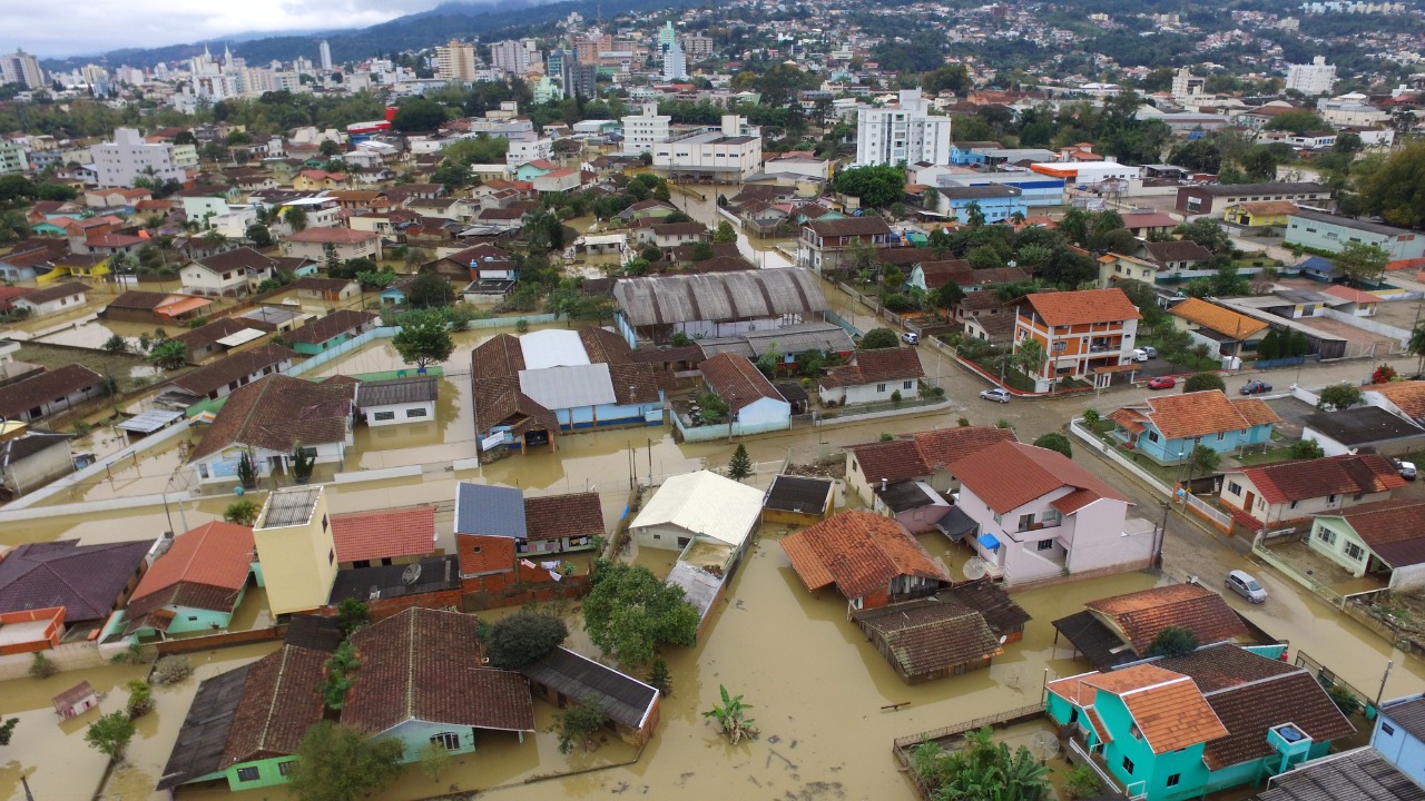 Temporais obrigam mais de 8 mil pessoas a deixarem suas casas em todo o Brasil