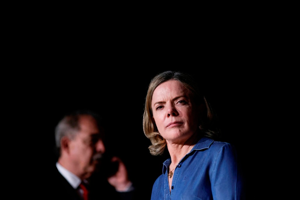 Gleisi Hoffmann é citada para compor Governo Lula e comando do PT se divide sobre sucessor