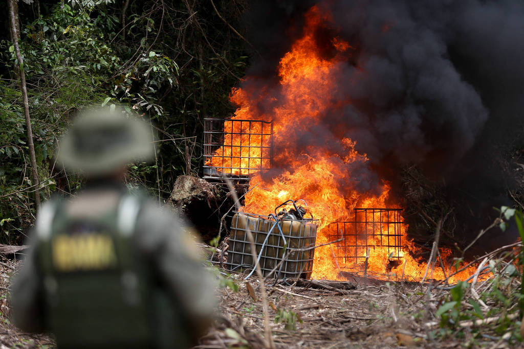 Agentes do Ibama durante operação contra garimpo ilegal no Pará (Pedro Ladear/15.fev.22/Folhapress)